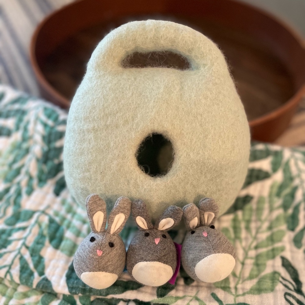 Lovevery - The Babbler (13,14,15 months) Bunnies in a Felt Burrow